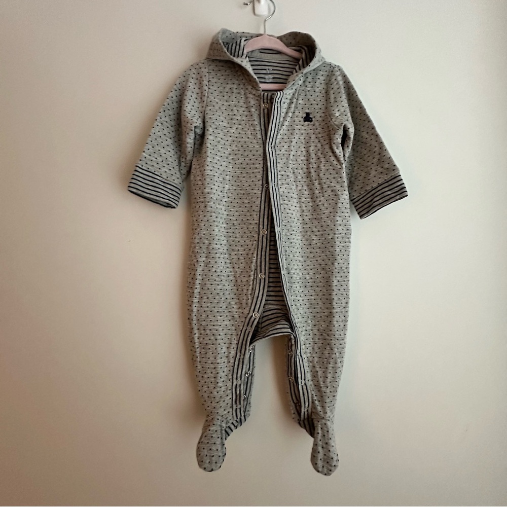 NWOT BabyGAP Hooded Gray & Black Polka Dots Footies With Cozy Cotton 9-12M